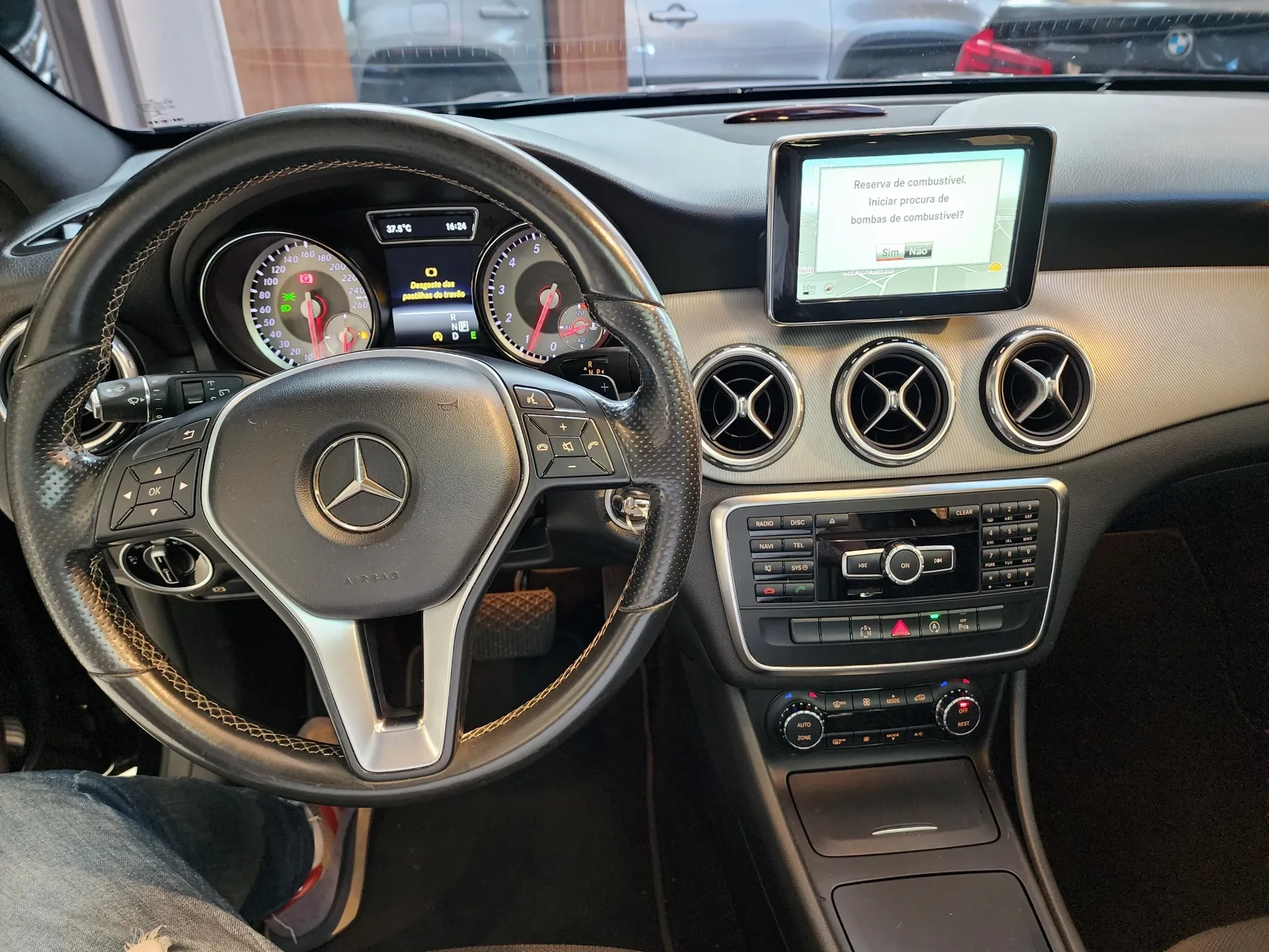 MERCEDES-BENZ GLA 200