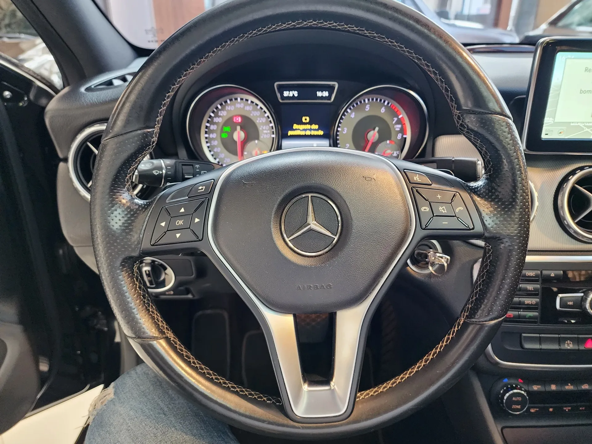 MERCEDES-BENZ GLA 200