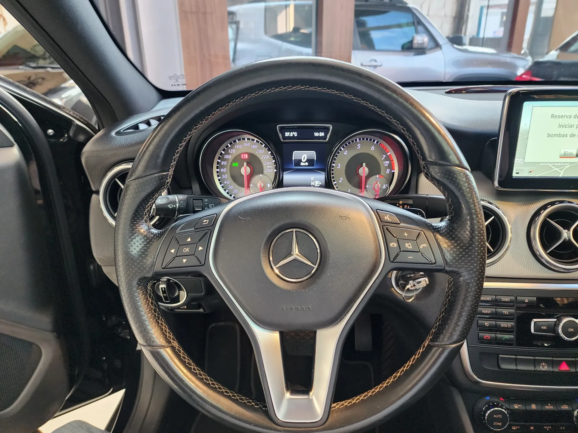 MERCEDES-BENZ GLA 200